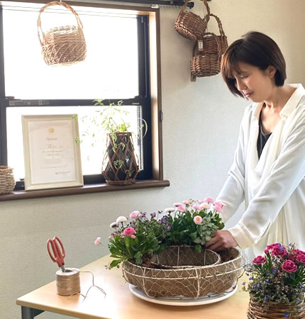 サロンや美容室、飲食店、病院、オフィスやその他施設などにお花をお届けいたします