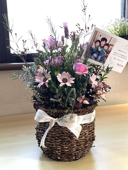 お子様と親御さんからお世話になっている大切なご家族へお花をお届けいたします。おじいちゃんやおばあちゃん、お父様やお母様へ。<